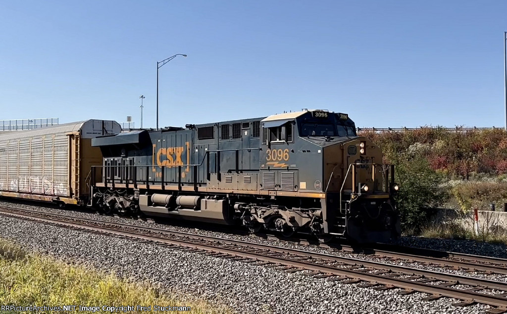 CSX 3096 leads the auto racks east on 1.